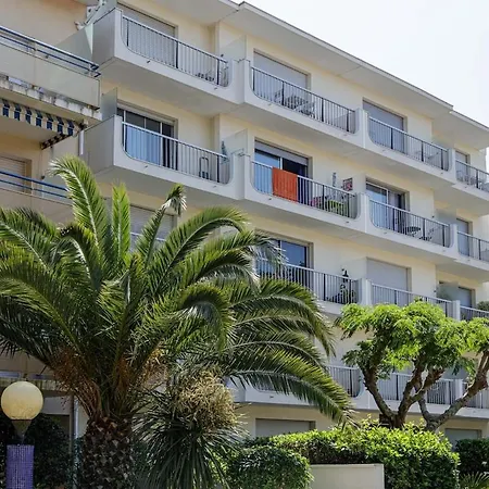 à 50 M De La * Arcachon